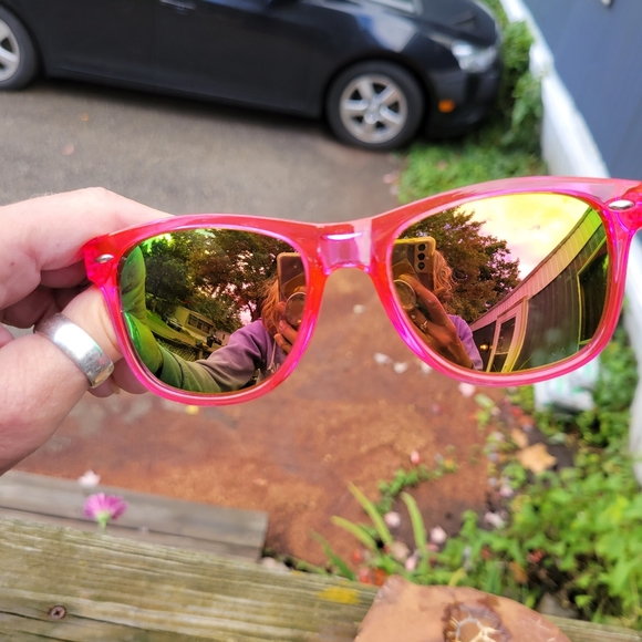 womens/girls pink sunglasses perfect condition - Picture 3 of 3